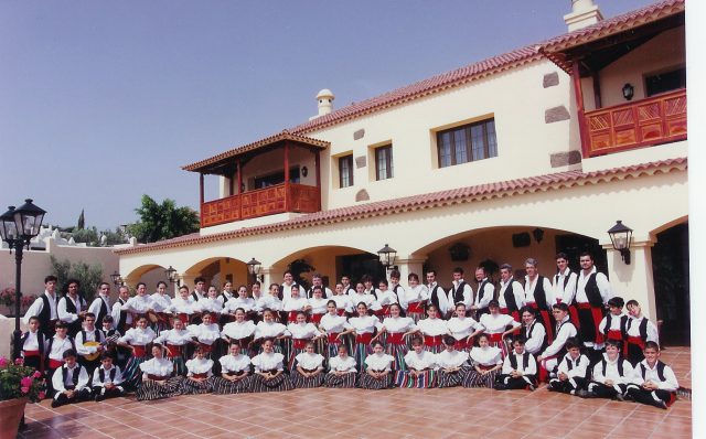 Los Miembros De La Asociación Cultural Coros Y Danzas De Ingenio.