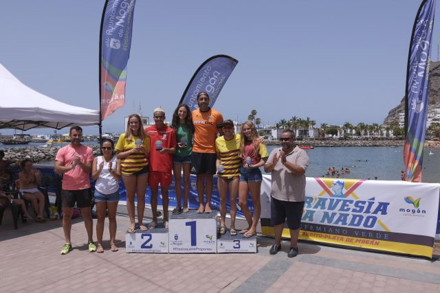 Podio General De Los Podios De Las Categorías Masculinay Femenina De La Xiii Travesía A Nado Eufemiano Verde Taurito Playa De Mogán