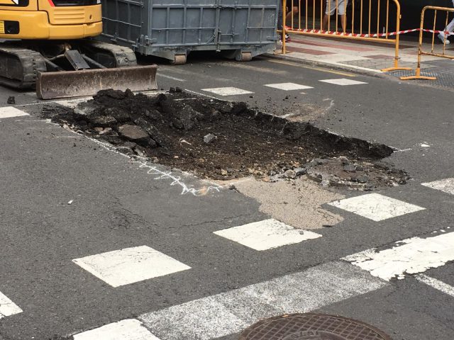 Socavón En Calle Néstor De La Torre