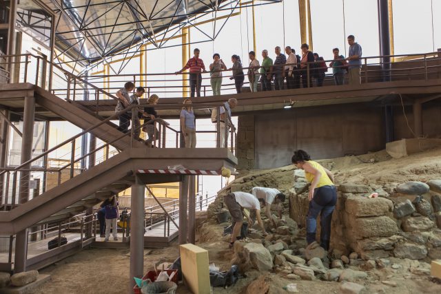 Una Visita Guiada Realizada Durante El Desarrollo De Trabajos Arqueológicos En El Yacimiento.