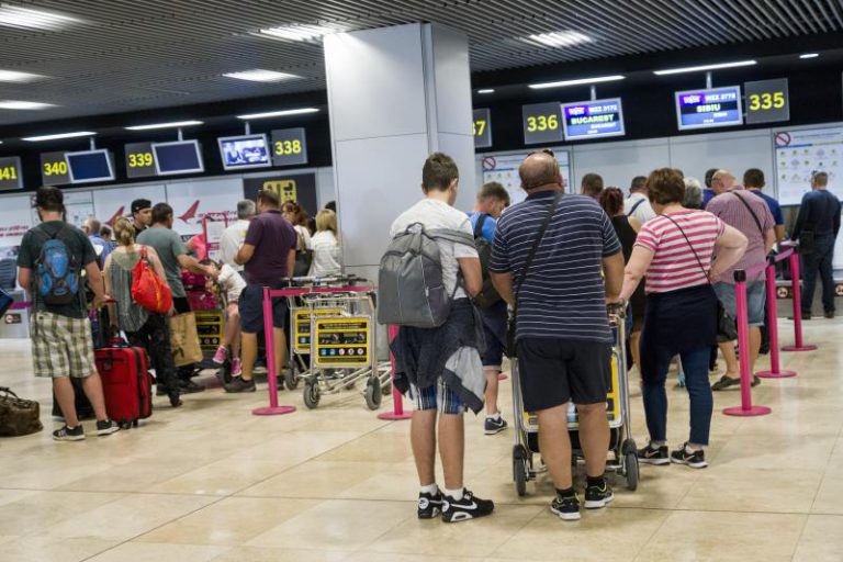 Más de 260.000 turistas salen de los aeropuertos canarios hasta sus destinos en las 1.597 operaciones de retorno de extranjeros realizadas en la última semana