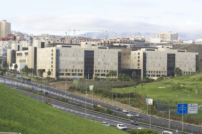 La Dirección Gerencia y el personal de Enfermería de Hemodinámica del Hospital Dr. Negrín firman un acuerdo que pone fin al conflicto laboral
