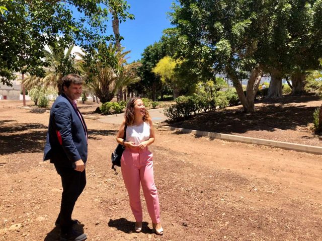 La alcaldesa Patricia Hernández con el concejal de Serv Públicos, José Á. Martín, en parque de La Estrella