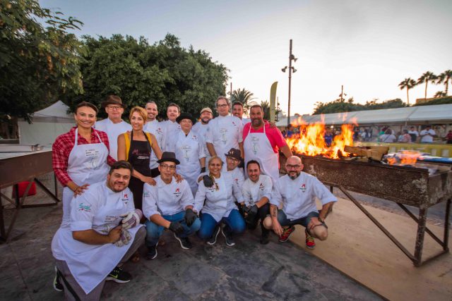 Onalia Bueno Grimanesa Pérez Y Víctor Gutiérrez Junto A Los Cocinceros De Mojo Picón En El Asadero De Caballas