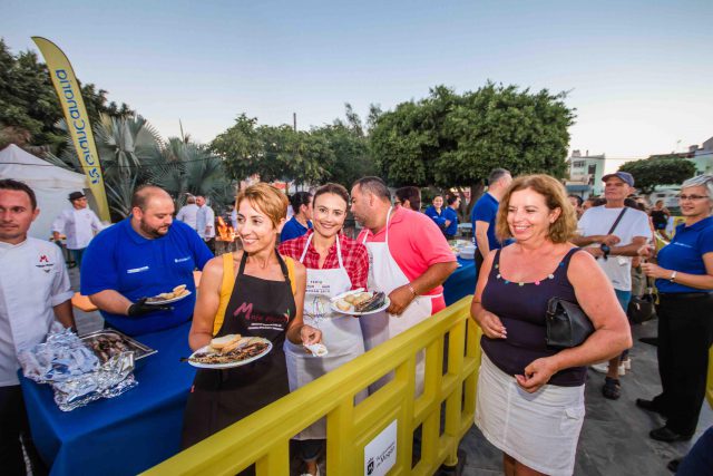 Onalia Bueno Antes De Entregar El Primer Plato De Caballas A La Brasa De La Iii Feria Del Atún Y El Mar De Mogán