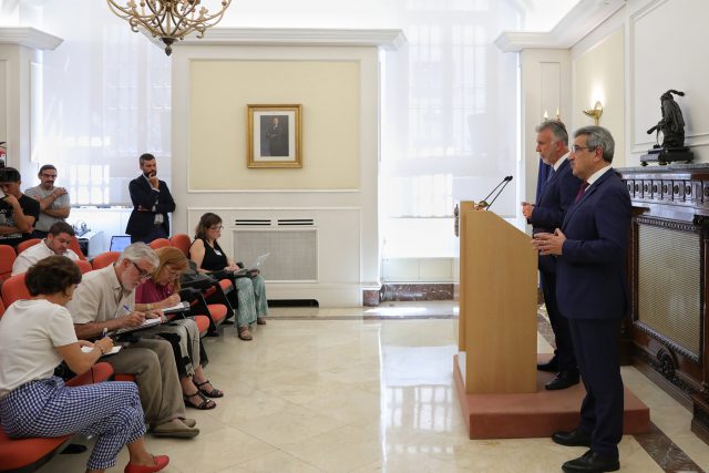 Rueda De Prensa En El Ministerio De Hacienda