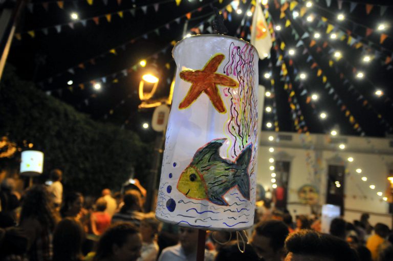 La Retreta lanza a las familias a bailar con los farolillos en la Villa de Agaete
