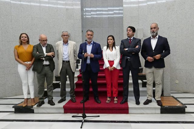 Ángel-Víctor-Torres-tras-la-reunión-sobre-conectividad-aérea