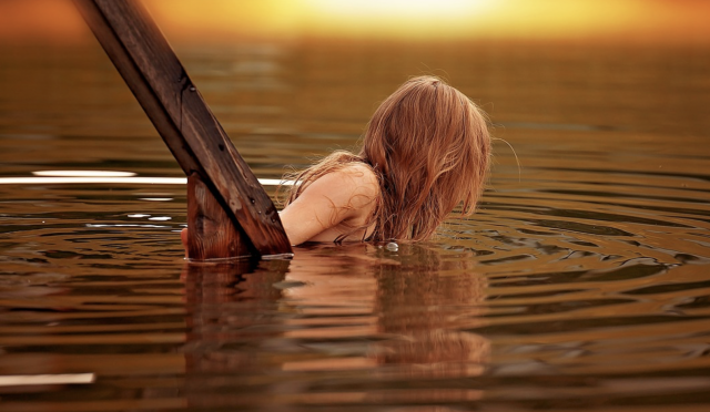 niña lago