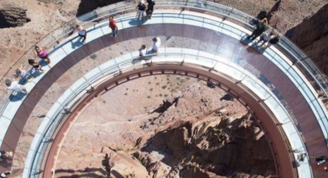 Un Joven Se Lanza Al Vacío Desde El 'Skywalk' Del Cañón Del Colorado Durante Una Visita Turística 3 Captura De Pantalla 2019 09 30 A Las 10.52.44