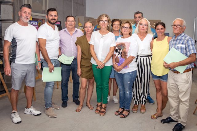 Foto de familia de los miembros del jurado junto a la alcaldesa y la concejala de Festejos