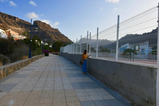 La Edil Tania Alonso Durante Visita El Nuevo Cerramiento Metálico Exterior Del Ceip Playa De Mogán