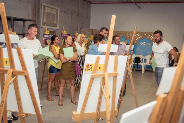 Parte Del Jurado Durante La Valoración De Los Carteles