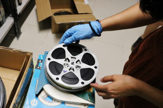 Un técnico maneja una antigua película en las dependencias de GCED.