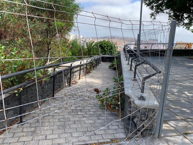 Vallas que funcionan como parque en la plaza de Isla Perdida (Imagen tomada por Cs)
