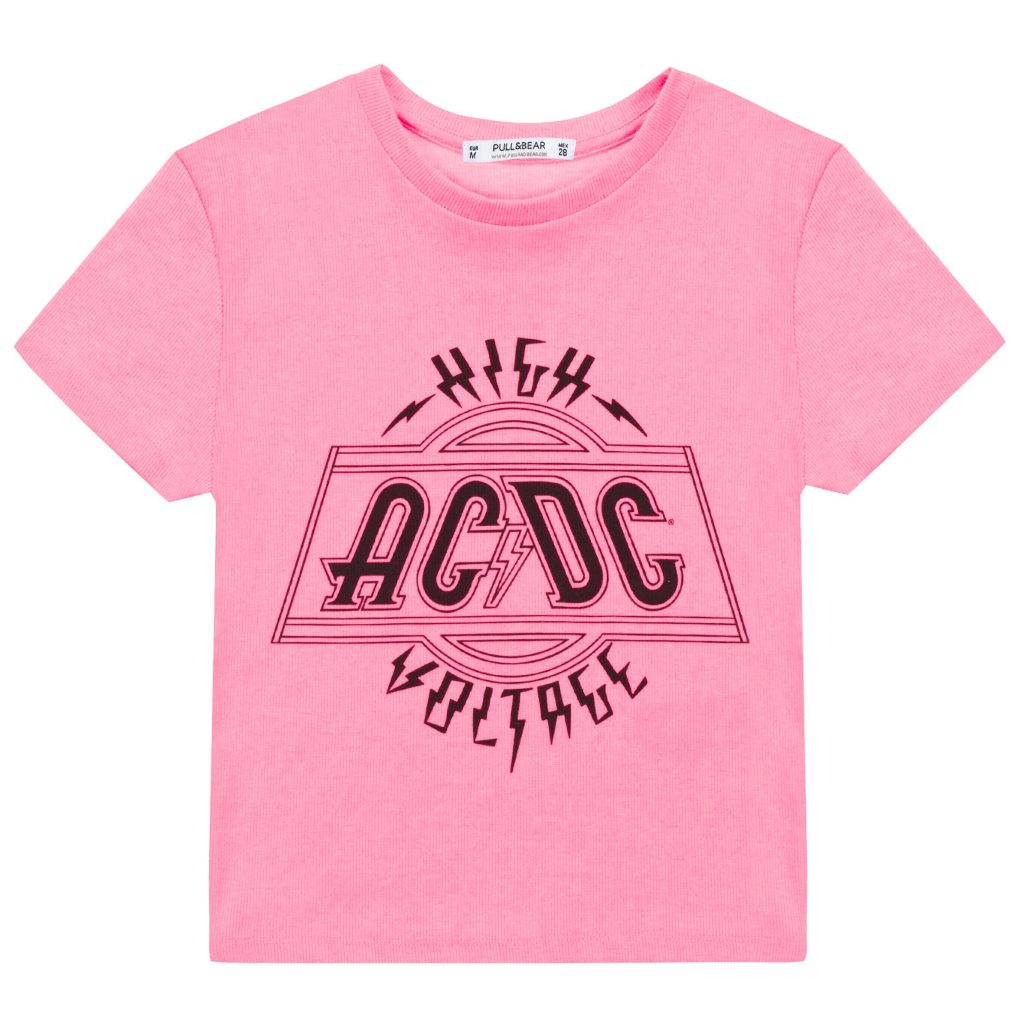 Nirvana, ACDC, Rolling Stone... Así son las camisetas de Pull&Bear dedicadas a grupos de música míticos 6 acdc chica