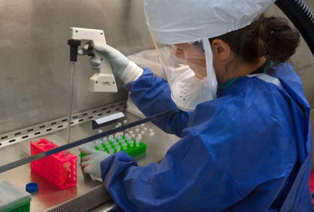 microbiologist-1332376_1280-900x607