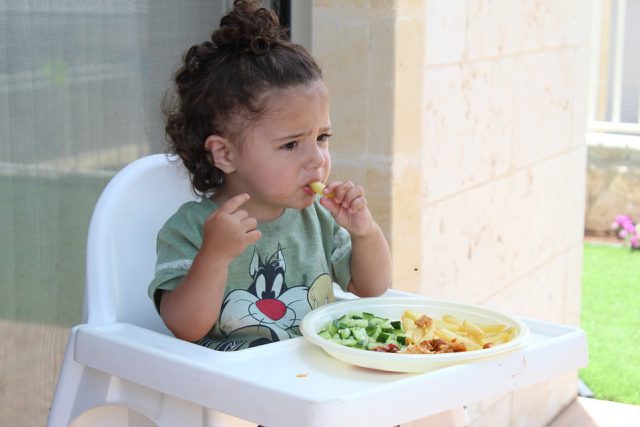 niño come comiendo