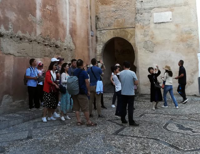 Un grupo de turistas en el Arco de las Pesas. Imagen: Jesús Carreras