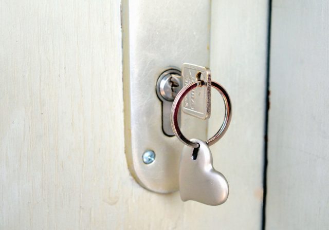 Como abrir una puerta con las llaves puestas por dentro