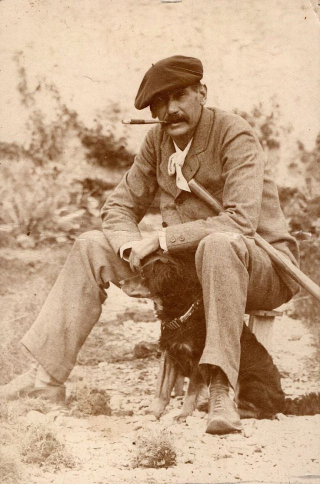 Benito Pérez Galdós Y Perro Hacia 1890.