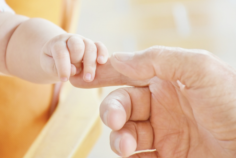 Una abuela ayuda a nacer a su nieto en su casa de Canarias