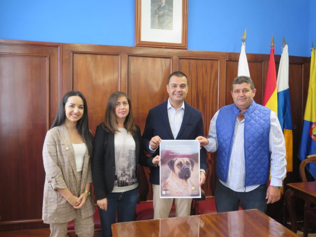 El alcalde, Pedro Rodríguez, junto a Sibisse Sosa (a su lado) Jacinto Martín y Andrea Martín