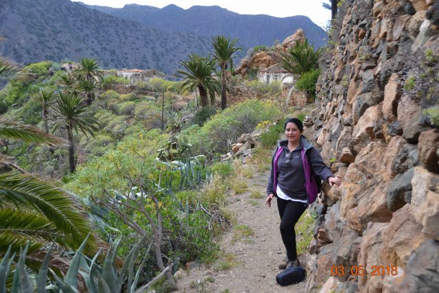 La profesora Lidia Esther junto al muro de piedra un bancal