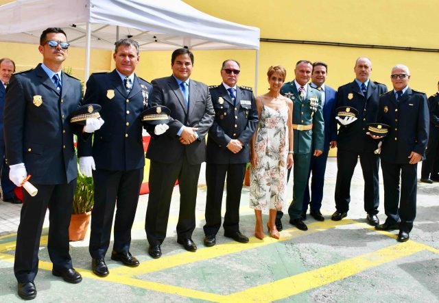 Onalia Bueno Mencey Navarro Los Agentes De La Policía Local De Mogán Reconocidos Y Las Autoridades Presentes