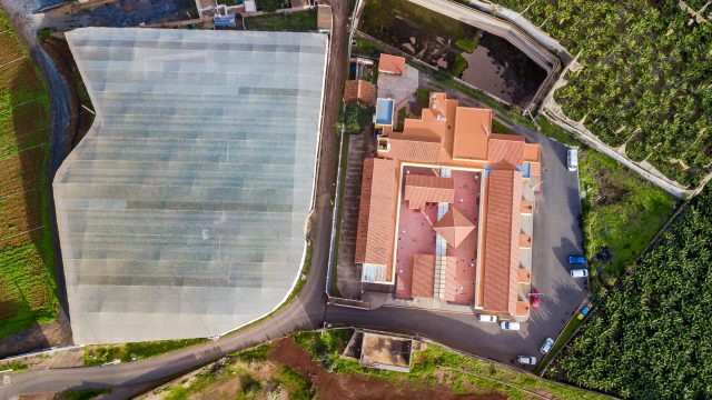 Vista aérea de la Residencia Tarazona y a su izquierda, donde se encuentran los invernaderos, será donde se construya la ampliación