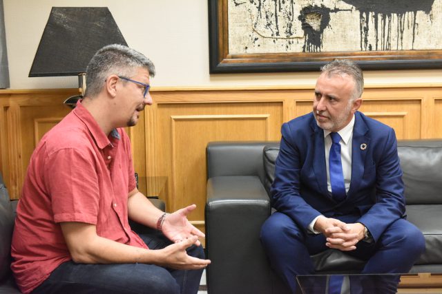 Ángel Víctor Torres Y El Director De Barrios Orquestados