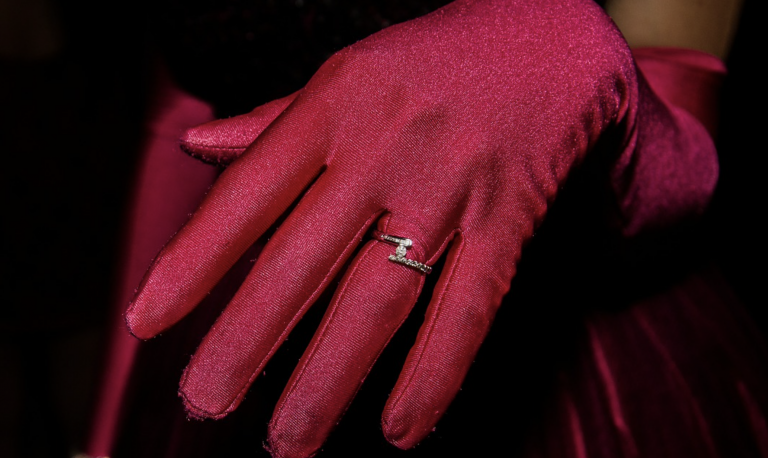 El curioso expositor de joyas que muchos han calificado de pornográfico