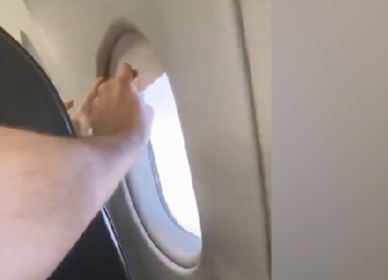 La ridícula pelea de dos pasajeros por llevar abierta o cerrada la persiana de un avión