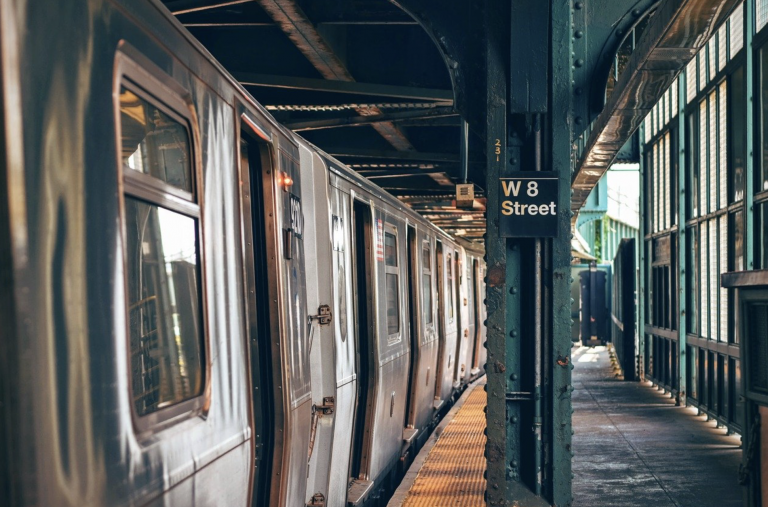 Muere un hombre al ‘surfear’ sobre un vagón del metro de Nueva York