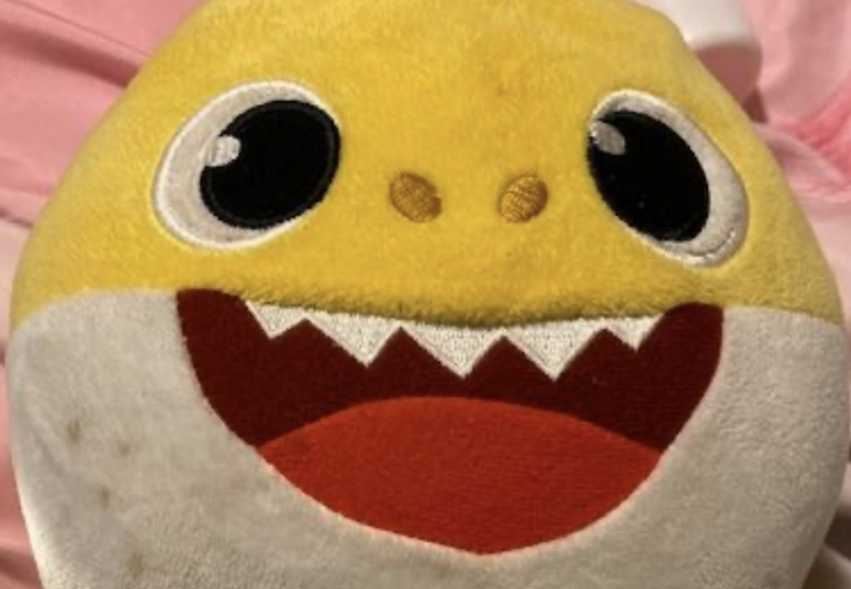 Un peluche Baby Shark salva la vida a una niña de tres años durante un tiroteo