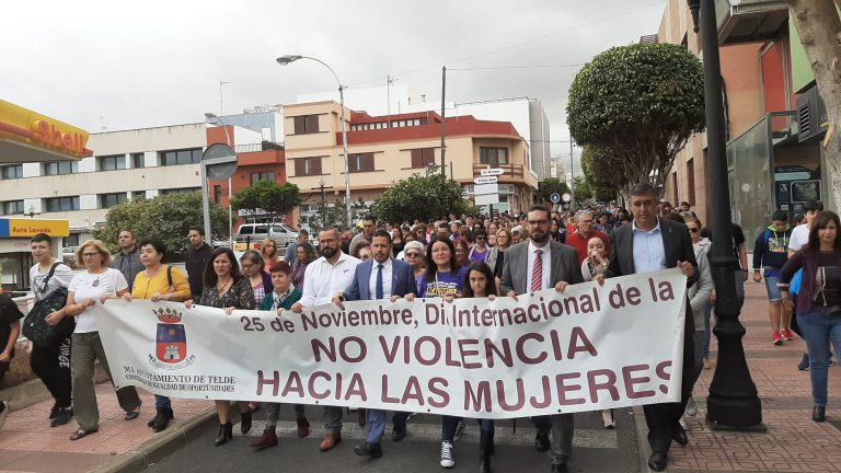 Cerca de 700 personas marchan en silencio por las calles de Telde para manifestarse en contra de la violencia de género