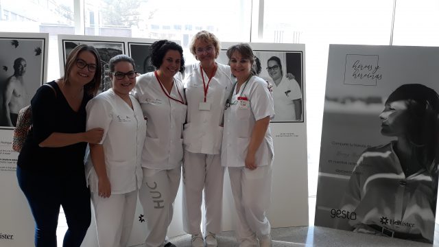 Enfermeras Consulta Ostomías Huc Delante De Su Foto En La Exposición
