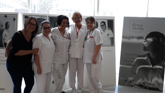 Enfermeras Consulta Ostomías HUC delante de su foto en la Exposición