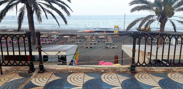 Estado actual de las barrandillas del paseo de la playa de Tautiro