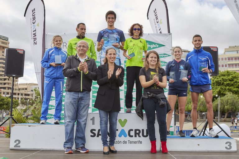 La alcaldesa de Santa Cruz entrega los Primeros Premios de la XXIII edición de la carrera popular El Corte Inglés