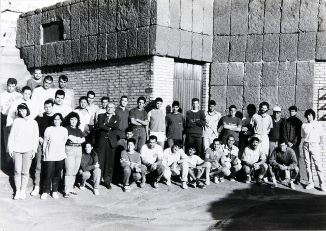 Martín de Guzmán junto a un grupo de jóvenes arqueólogos durante los primeros trabajos realizados en la Cueva Pintada