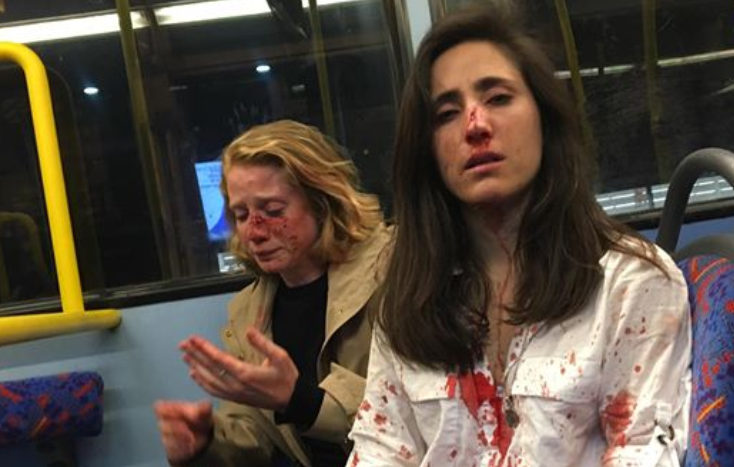 Las terribles imágenes de una agresión homófoba a dos mujeres en un autobús