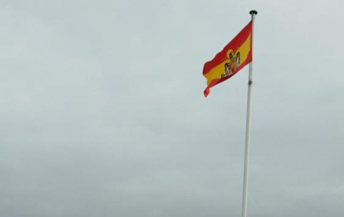 Polémica: izan una bandera franquista en la plaza de un pueblo donde Vox fue primera fuerza el 10N