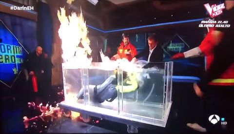 Pablo Motos se quema el pelo en directo al evitar que un colaborador se quemara