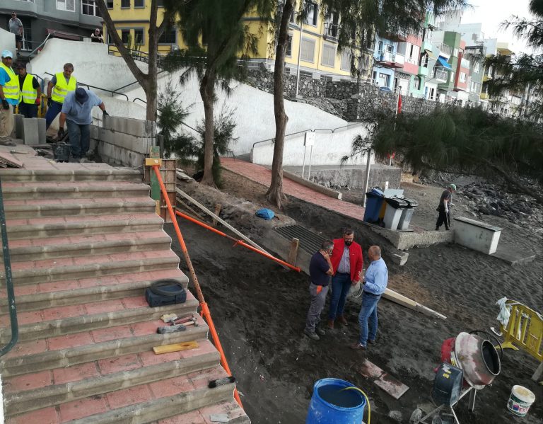 El área de Playas inicia las obras en el paseo de La Garita y la playa de Melenara