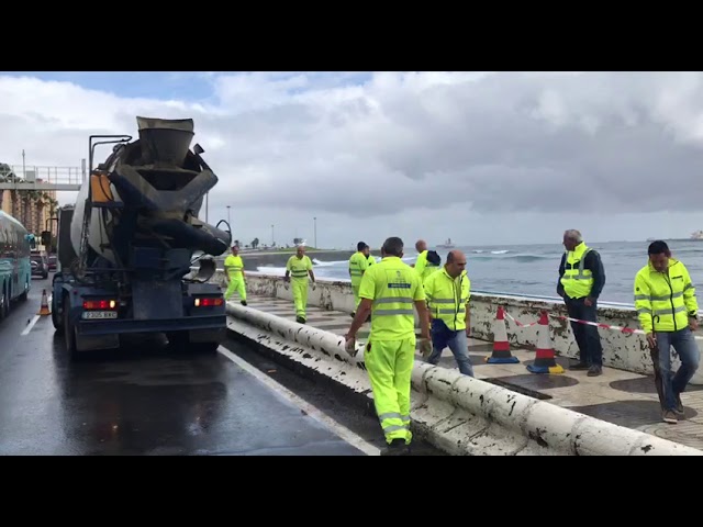 El Cabildo repara un socavón de tres metros de profundidad en el paseo de la Avenida Marítima