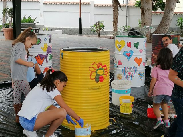 191227 Alumnado Pintando Bidones