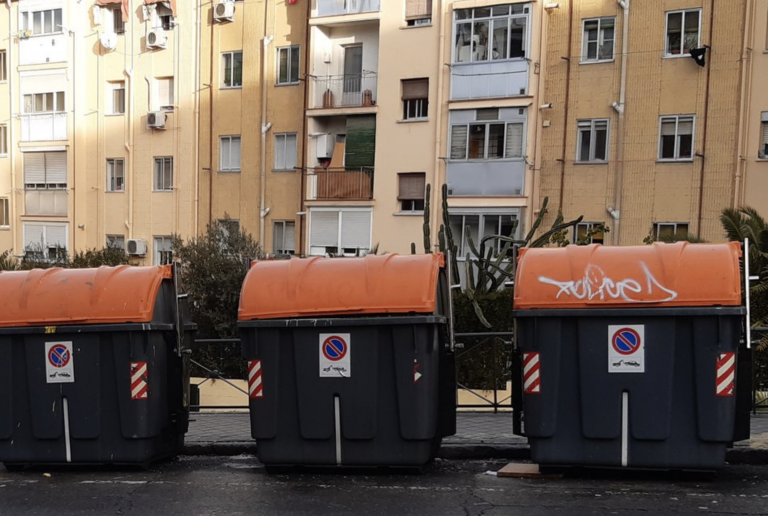 Un octogenario muere al quedar atrapado en un contenedor de basura al ir a comprobar si había reciclado bien