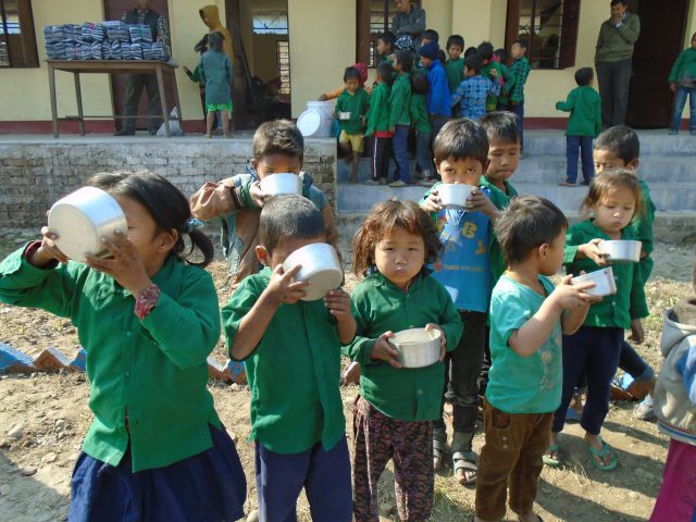 Detalle De Niños Tomándose El Gofio Con Agua 1