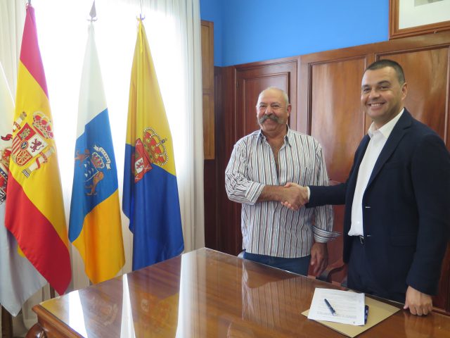El alcalde, Pedro Rodríguez, y José de la Cruz Mendoza, tras la firma del convenio